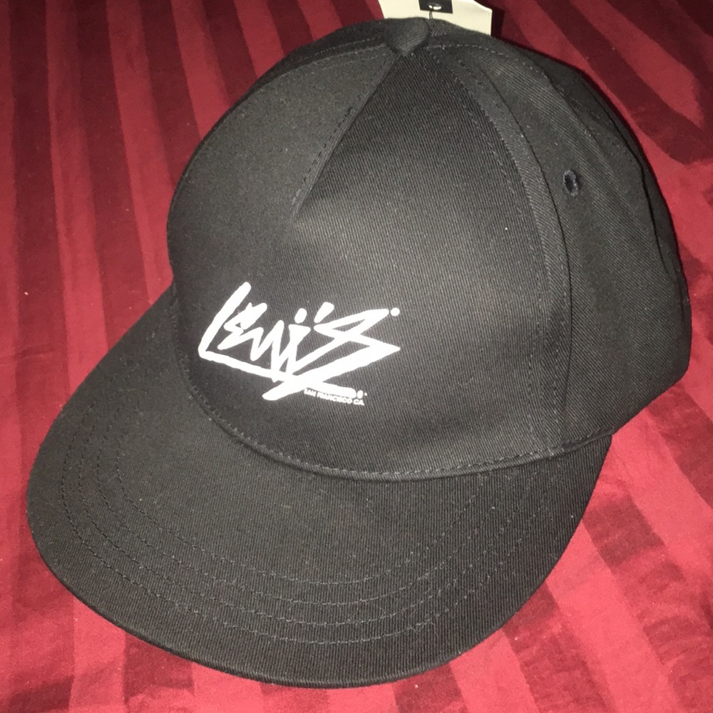 Black and white SnapBack Levi’s hat with flat bill